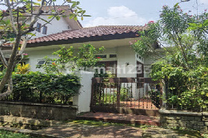 Rumah Hook dengan Halaman Asri SHM di Sektor 6 Bintaro Jaya