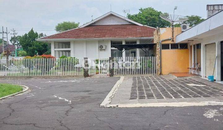 JUAL RUMAH MEWAH HALAMAN LUAS TERAWAT SEKALI DI JALAN SETIABUDI 2