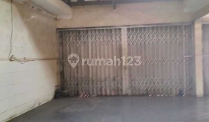 House for rent in Sumur Batu, strategic location, area 318 meters, code: 21215 Bn.