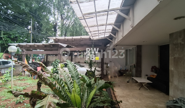 Rumah terawat dekat Pasar Santa. Zona Bisnis Bisa Bangun 4 lantai +basement