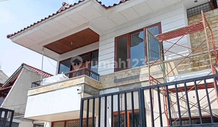 RUMAH 2LANTAI LOKASI NYAMAN DEKAT SENAYAN DAN SUDIRMAN