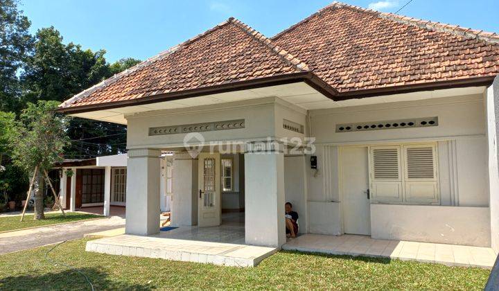 Menteng Rumah Bergaya Kolonial Dengan Taman luas nan asri 1