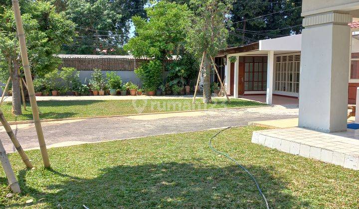 Menteng Rumah Bergaya Kolonial Dengan Taman luas nan asri 2