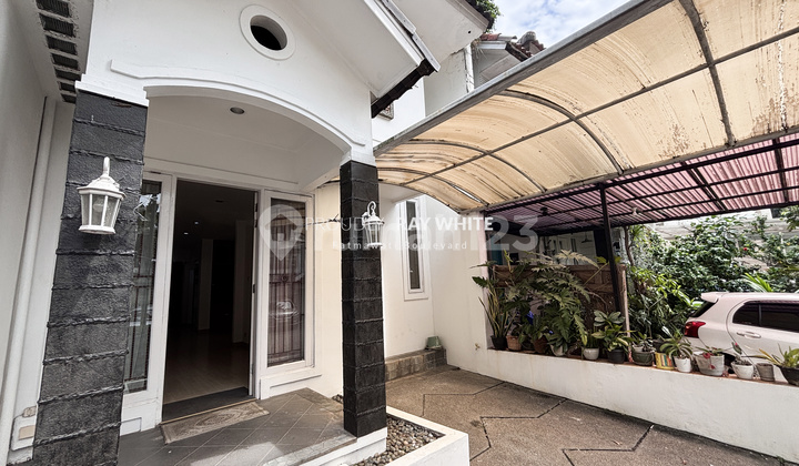 Rumah 2 Lantai dalam Townhouse Area Lebak Bulus