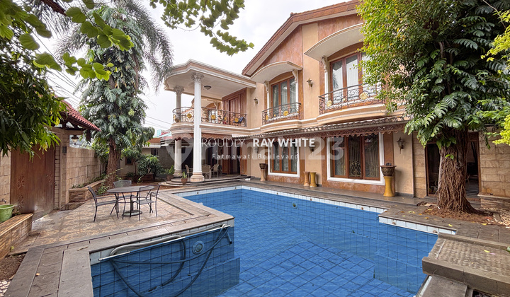 Spacious Classic Design House Suitable for Residence or Business in a Prestigious Location