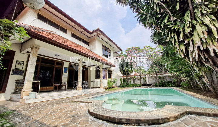 Minimalist 2-Story House Near Pejaten Village