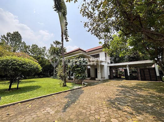 Tropical Resort Home With Lush Garden Near To Pondok Indah Mall 2