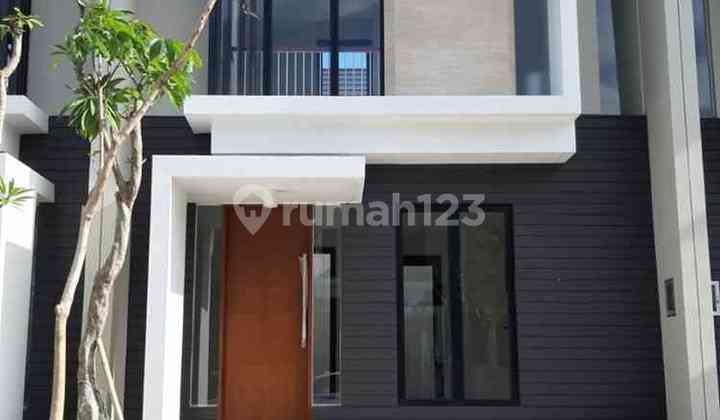 Modern Northwest Lake Type Malawi House Surabaya