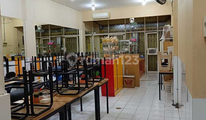 Strategic Full-Facility Shophouse in Bavarian Shophouse Complex Strategic Full-Facility Shophouse in Bavarian Shophouse Complex