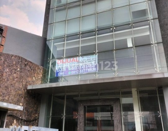 Gedung 4 Lantai Ex Show Room Marmer di Pinggir Jalan Raya Fatmawati Raya