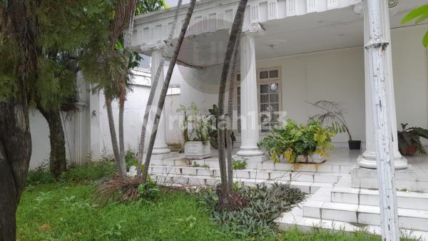 House and business premises on Papandayan Street. 1