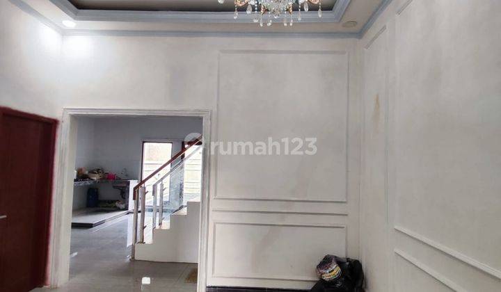 ruang tamu rumah 2 lantai cantik murah