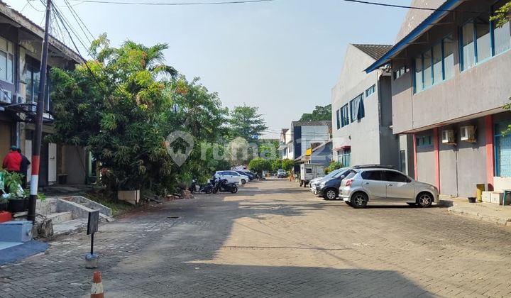 Affordable 2.5-Story Shophouse, Strategic Location on Main Road Pondok Kelapa, East Jakarta 2
