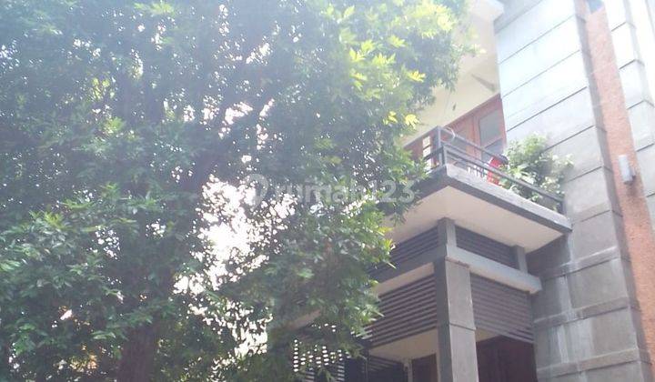 Disewakan Rumah 3 Lantai Cocok Untuk Kantor Akses Strategis 2