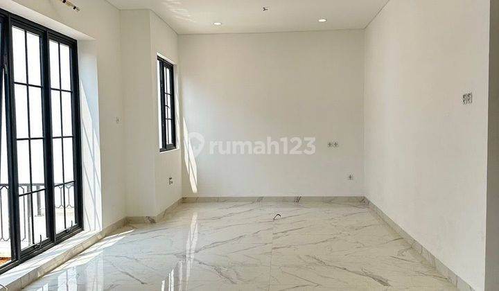 Mau yang ada Taman Belakang? Yang ini aja, Rumah 250m2 3 Lantai. 2