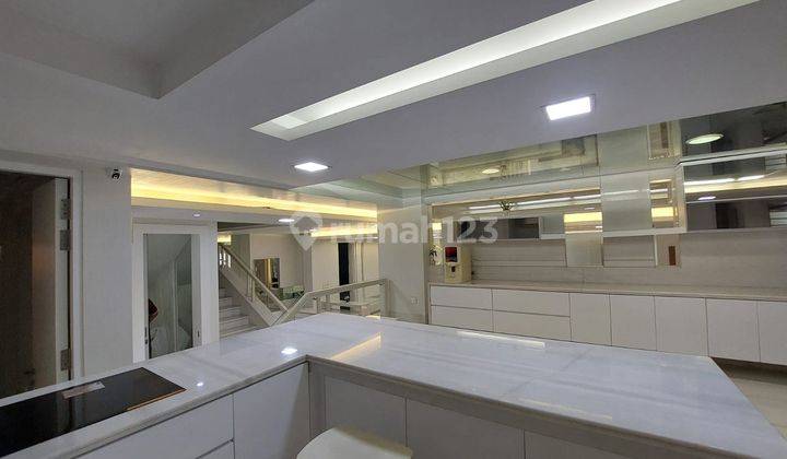 Super Minimalis Rumah Mewah 2,5 Lantai Super Rapi  2