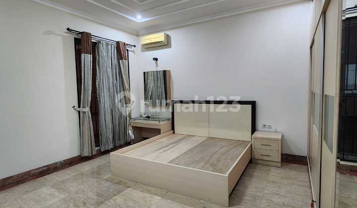 Sewa Rumah Pik 1 Semi Furnish Siap Huni. 5 Bedrooms 400Sqm 2