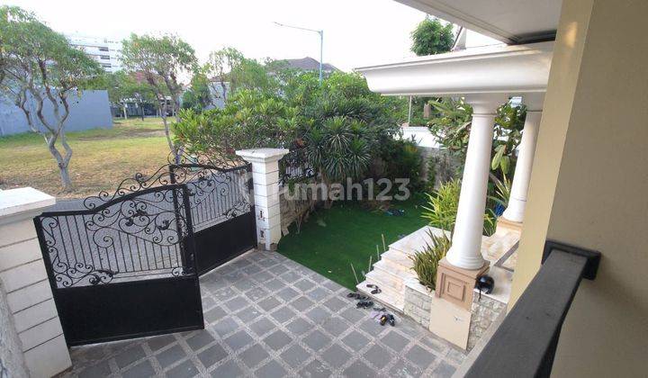 HARGA ANJLOK, DI TURUNKAN 1,5M!! DIJUAL SANGAT CEPAT RUMAH 2 LANTAI FULLY FURNISH DI PERUMAHAN GRAHA FAMILY. KAMAR MANDI MENGGUNAKAN BATHTUB. 
 2