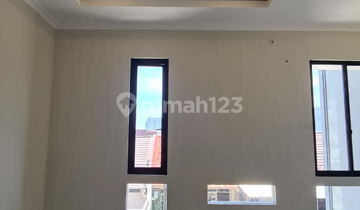 Dijual Rumah Baru, Lokasi di Klampis Semolo 2 Lantai 2