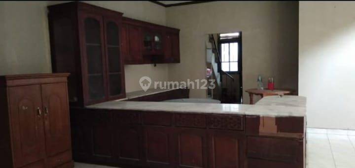 Disewakan Rumah di dekat UI Depok ada 8 Kamar Tidur 2