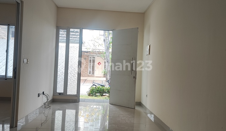 Rumah Di Green Lake City Amerika Latin Uk 6x18 