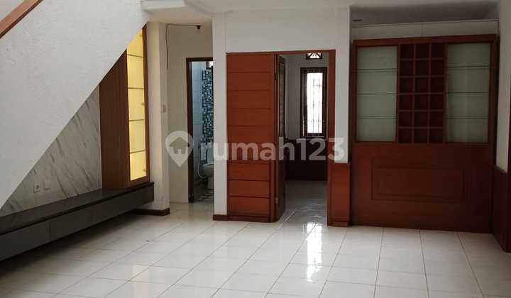 Rumah Dengan 2 Lantai Di Lengkapi Dengan Kitchen Set 2