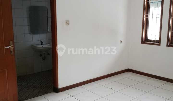 Rumah Dengan 2 Lantai Di Lengkapi Dengan Kitchen Set 1