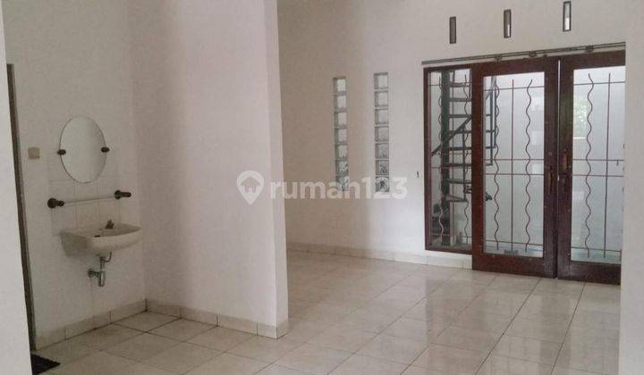 Dijual Rumah Terawat 2 Lantai Bagus Siap Huni  1