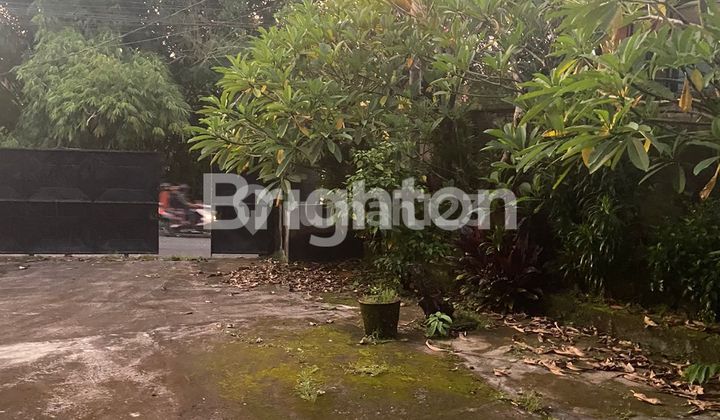 Land plus building suitable for a warehouse by the main road in West Denpasar area. Land plus building suitable for a warehouse by the main road in West Denpasar area.