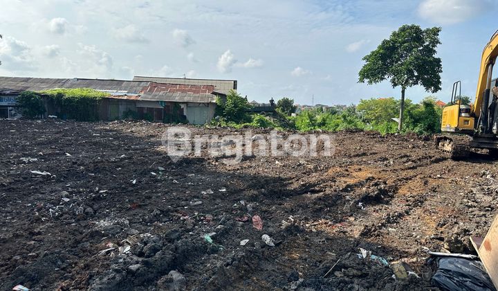 Empty land by the main road, strategic location suitable for any business in North Denpasar area. Empty land by the main road, strategic location suitable for any business in North Denpasar area.