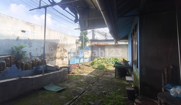 BUILDING SUITABLE FOR WAREHOUSE, STRATEGIC LOCATION FACING KEROBOKAN MAIN ROAD.