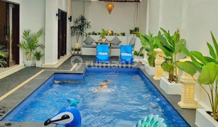 One-Story Semi-Furnished Villa with Swimming Pool in a Quiet and Comfortable Environment, Strategically Located Near Culinary Centers, Malls, and Beach Tourism Areas in Kuta.