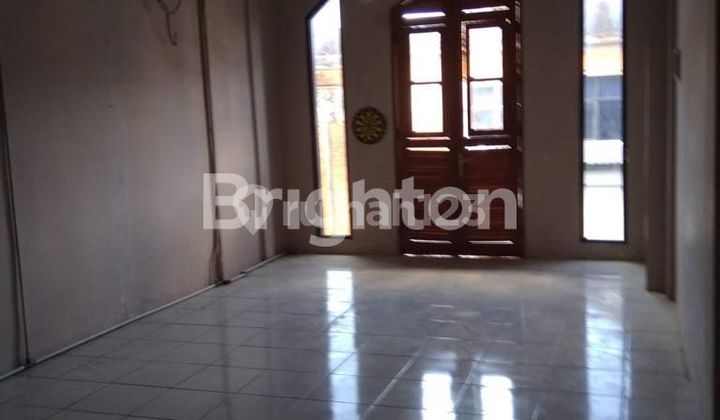 3-story shop house in the heart of West Denpasar, strategically located near malls, banks, shops, and office areas. 2