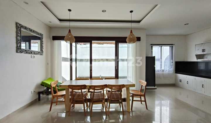 Rumah Tinggal 2 Lantai Full Furnished Dengan Swimming Pool Dan Gazebo Ditengah Kota Denpasar Lokasi Strategis Bebas Banjir,dekat Dengan Pusat Kuliner,mall,sekolah Universitas,rsu Dan Wisata Pantai Diarea Denpasar Selatan Rumah Tinggal 2 Lantai Full Furnished Dengan Swimming Pool Dan Gazebo Ditengah Kota Denpasar Lokasi Strategis Bebas Banjir,dekat Dengan Pusat Kuliner,mall,sekolah Universitas,rsu Dan Wisata Pantai Diarea Denpasar Selatan