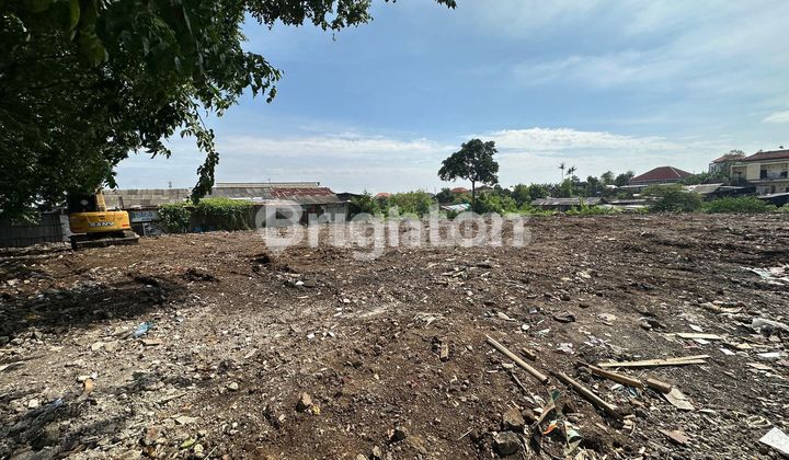 Empty land by the main road, strategic location suitable for any business in North Denpasar area. Empty land by the main road, strategic location suitable for any business in North Denpasar area.