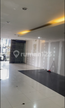 3-Storey Shop House in the Sesetan Area, Denpasar 2