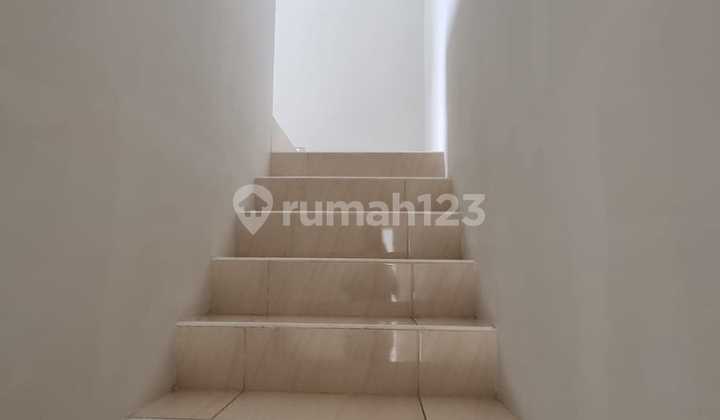 Rumah Cantik Modern 2 Lantai Semi Furnish Lingkungan Nyaman 2