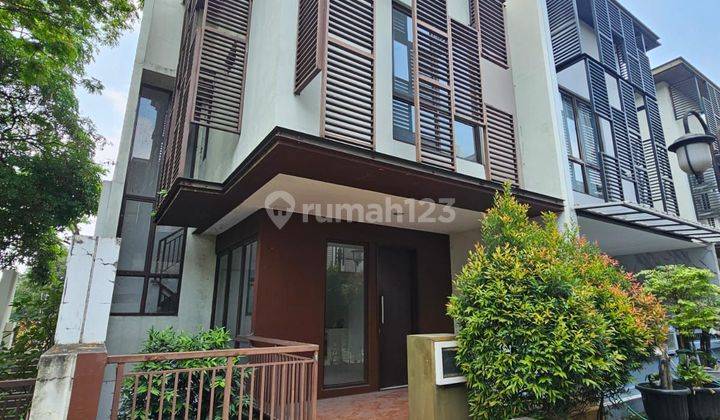 Rumah Bagus 3 Lantai Siap Huni! Di Cluster Whelford Greenwich 2