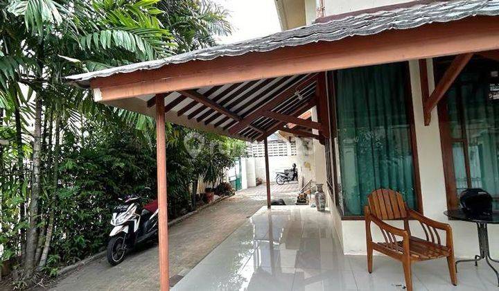 Turun Harga! Rumah Terawat Baik Hoek Kebayoran Baru Jakarta  2