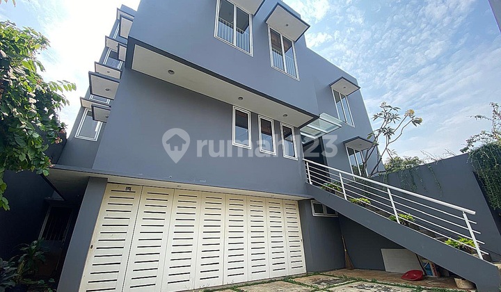 Rumah Bagus 2 Lantai 4 Kamar Tidur di Kebayoran Baru Jakarta 2