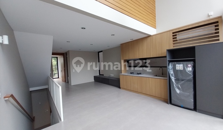 Rumah Baru, 2 Lantai, SHM, di Kemang