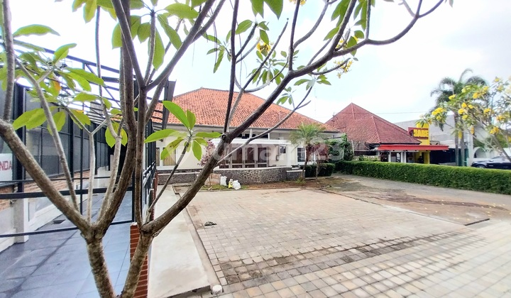 Strategic Location House for Residence and Business in Riau Bandung with SHM 2