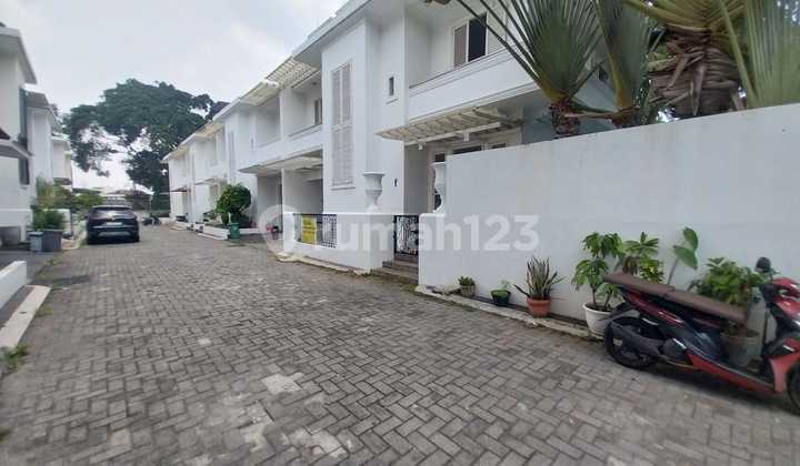 Nice House In Strategic Kemang Townhouse South Jakarta 2