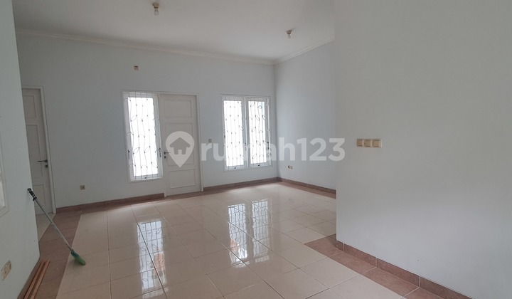 Rumah Kontrakan Terenovasi Unfurnished SHM Gading Serpong, Tangerang