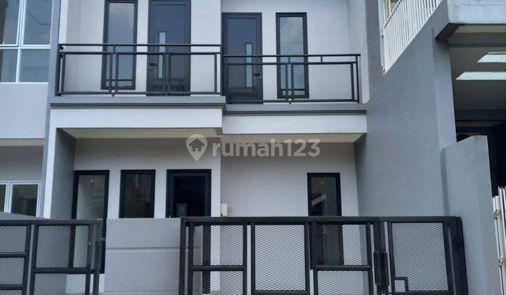 Rumah 2 Lantai Baru Semi Furnished SHM di BSD Kencana Loka, Tangerang 2