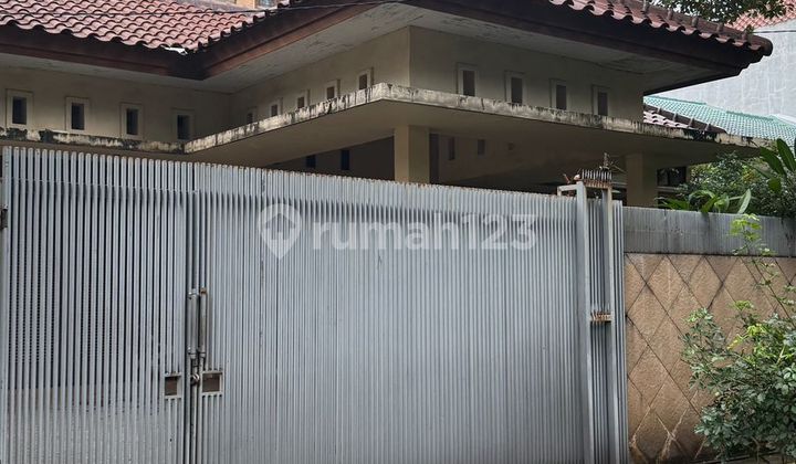 Dijual Rumah Modern Tropis dengan Sentuhan Klasik di Kebayoran Baru