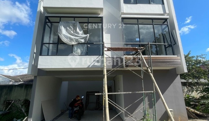 Dijual Rumah Hook Strategis 4 Lantai Harga Menarik Di Kemang
