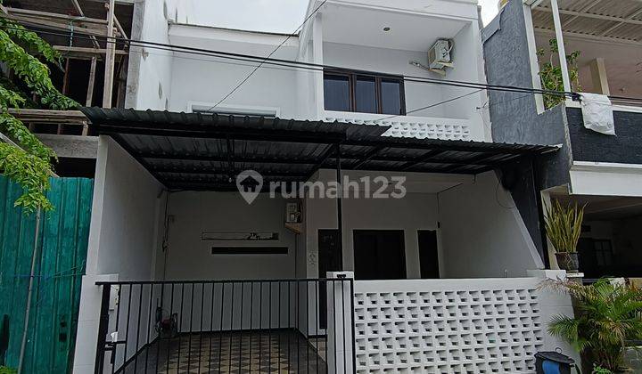 Disewakan Semi Furnish Rumah 2 Lantai Pakuwon City 1