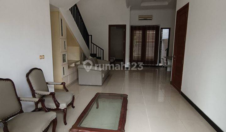 Disewakan Rumah Graha Family Semi Furnish, Surabaya Barat 2