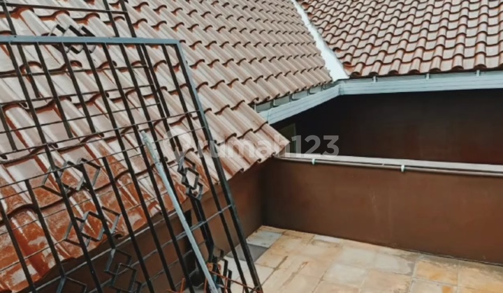 Dijual Rumah 1 ⅕ Lantai Terenovasi 2